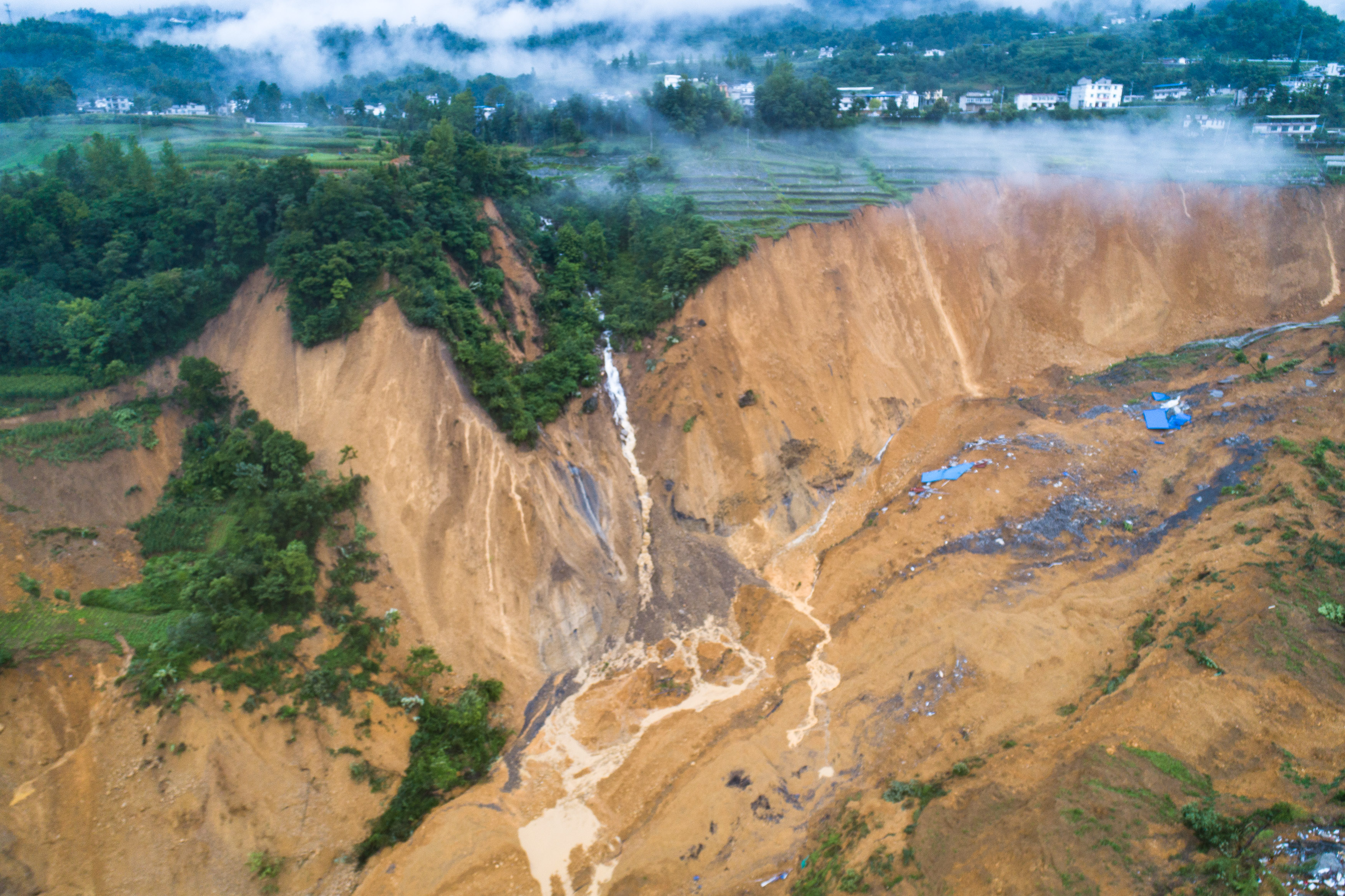 7月21日拍摄的恩施州屯堡乡马者村山体滑坡现场(无人机照片).