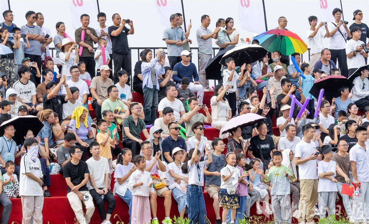 006 看台上观众。湖北日报通讯员 李岿摄.jpg