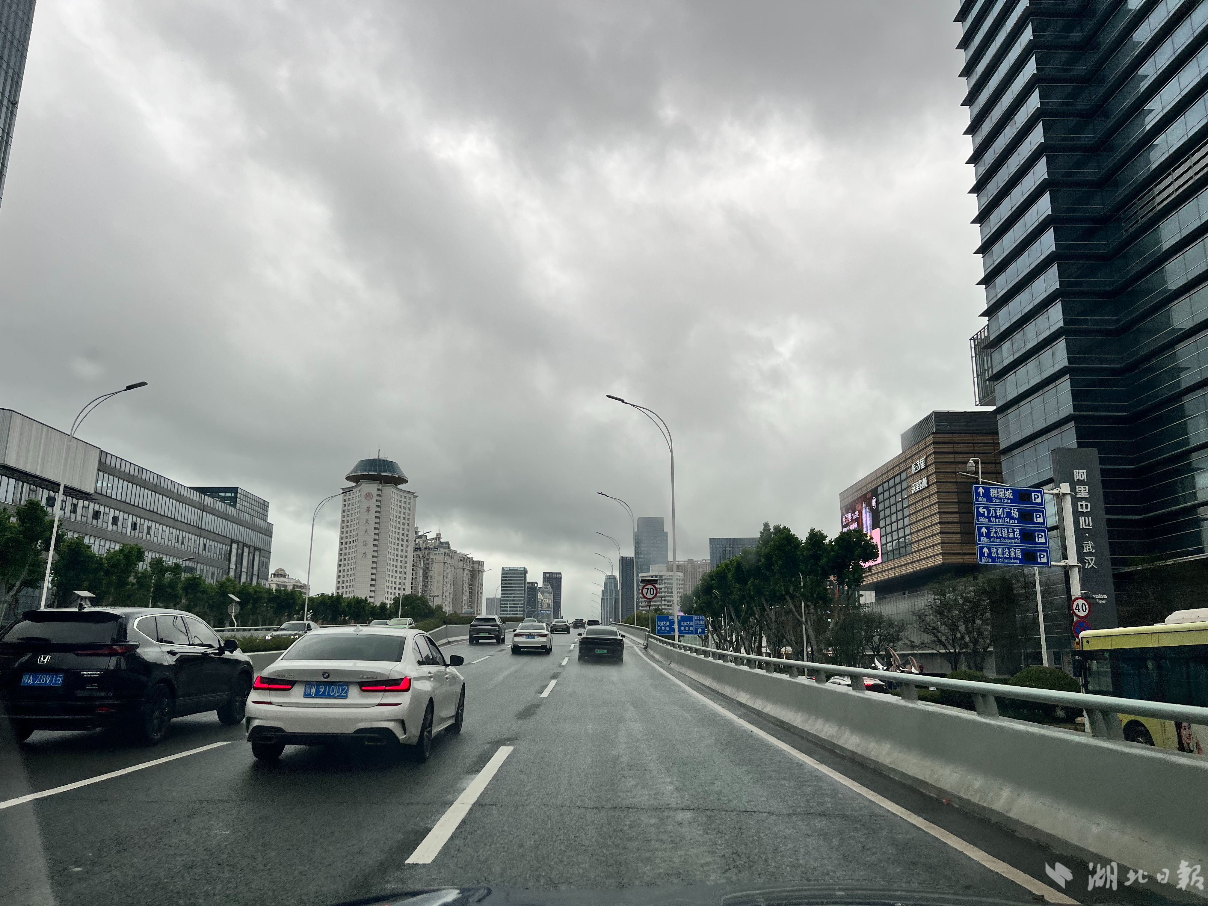 5月22日17时许，徐东高架车辆行驶正常。