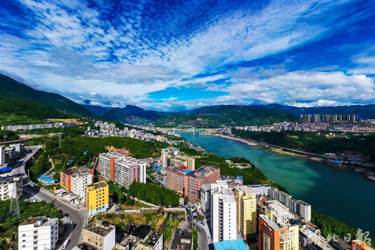 长江三峡巫峡口雨后初霁,紧邻巫峡的巴东县城,青山绿水,蓝天白云,江面