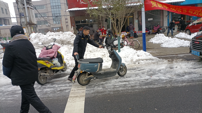 维护雪后秩序 孝昌陡山乡开展雪后全面排查整治活动 