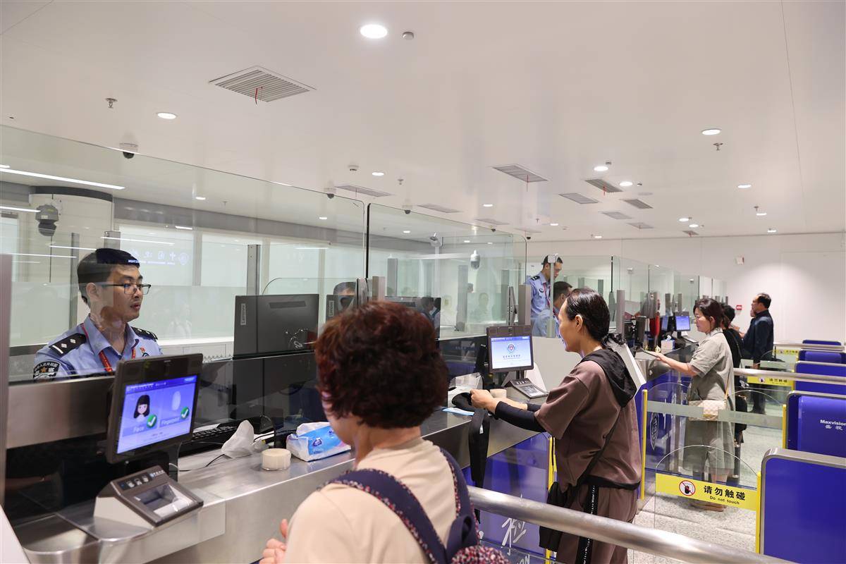 2025年7月1日，三峡站民警高效保障出入境通关旅客1.jpg