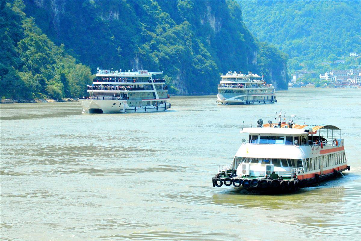 image_944189_2025年7月30日,宜昌“两坝一峡”(三峡大坝、葛洲坝和西陵峡)游轮载满游客行驶在宜昌市夷陵区境内的长江西陵峡水域。.jpg