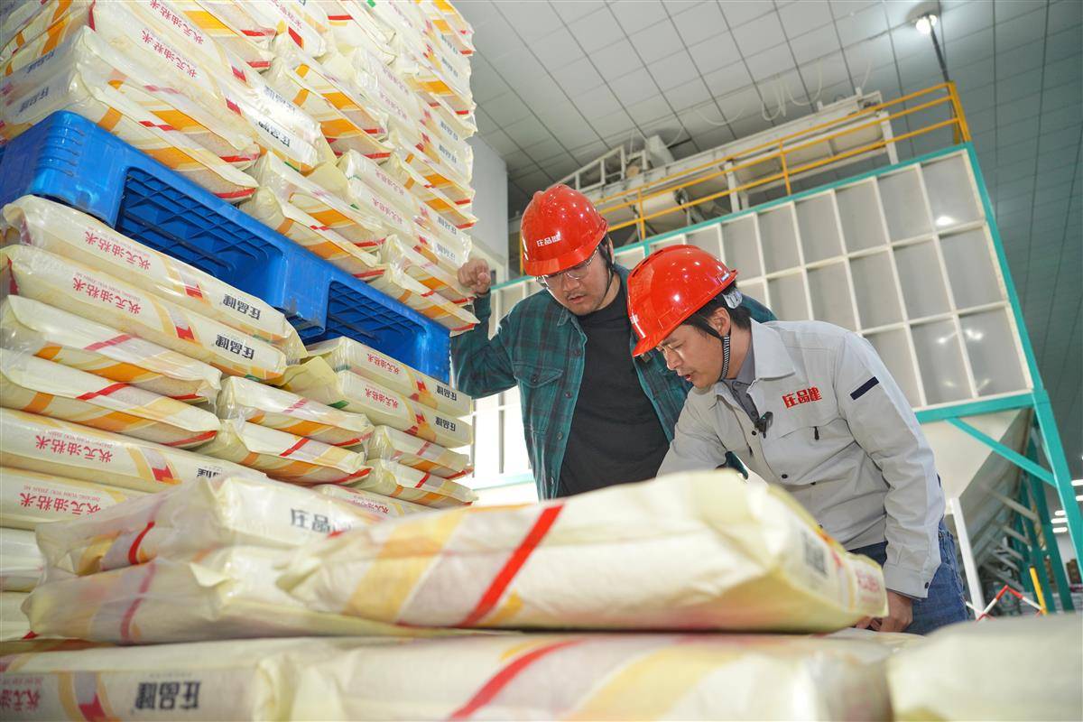 品控经理详细讲解仓储细节 摄影：宋枕涛 2.jpg