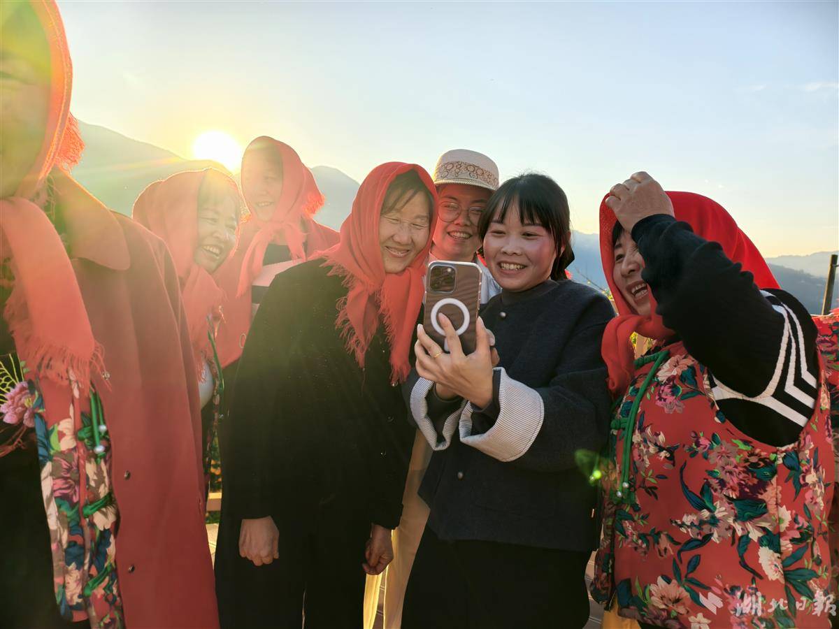 宜昌市秭归县两河口镇土珠庙村，“银发舞团”回看拍摄的短视频。 邓爽 摄.jpg