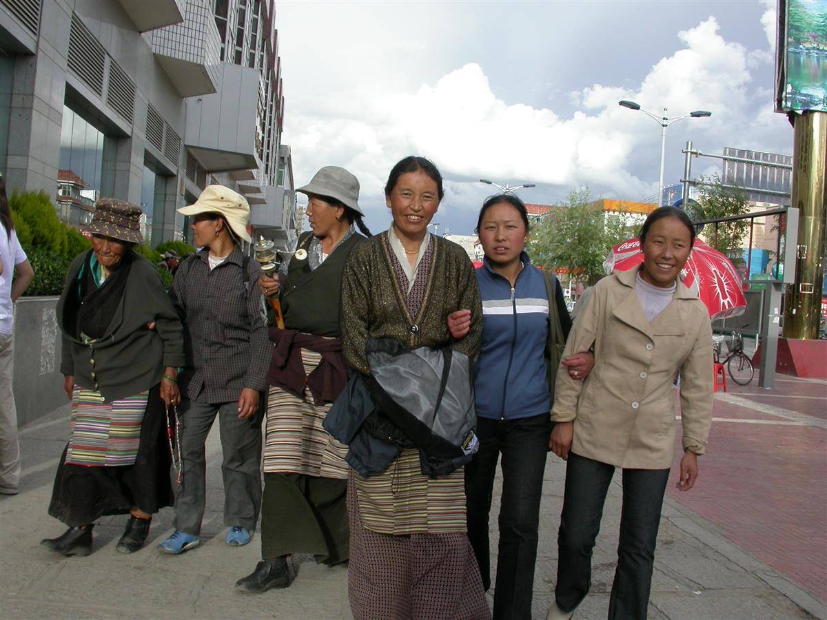 1.2004年7月，拉萨市街头，市民出行一幕。.JPG