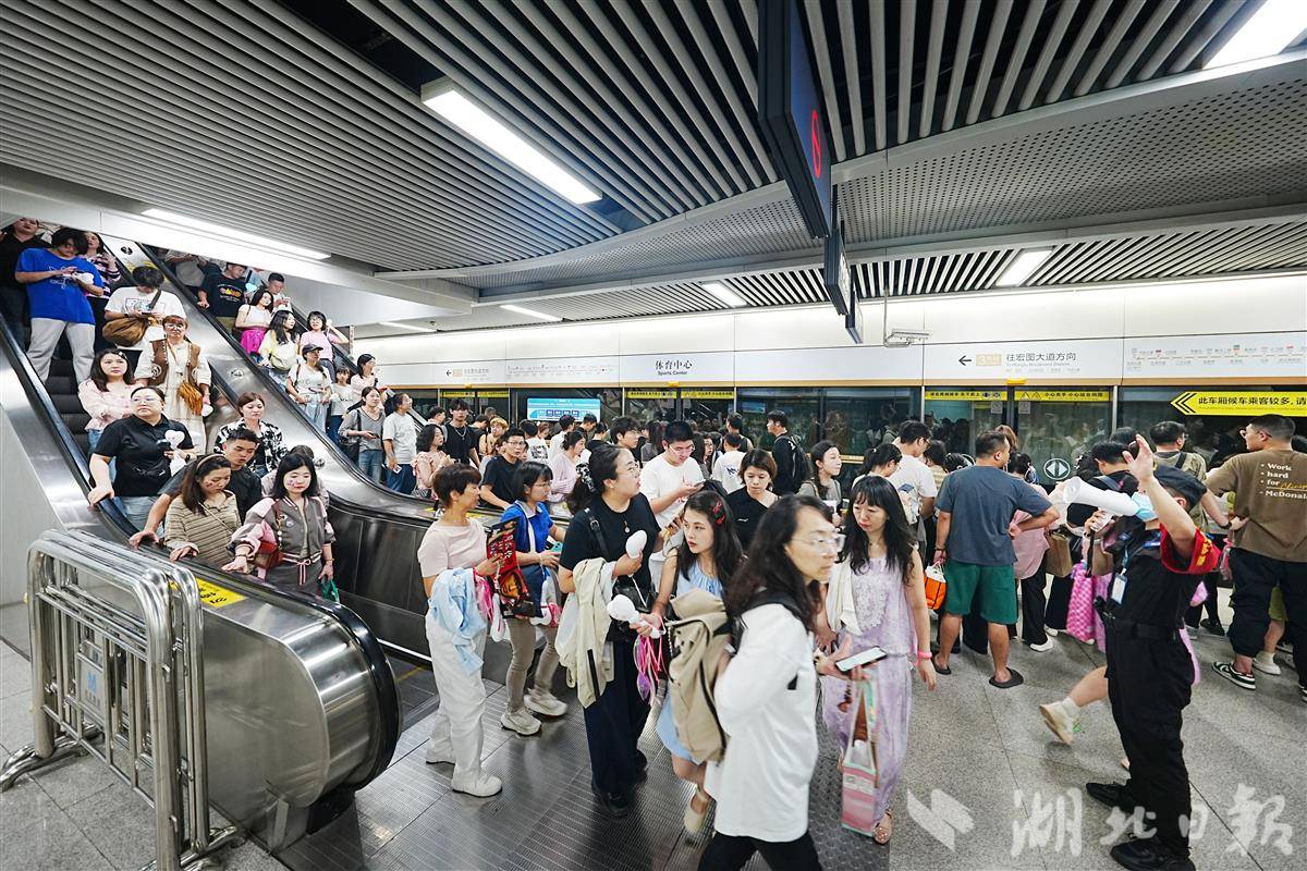 体育中心站工作人员引导乘客在站台分散候车.JPG