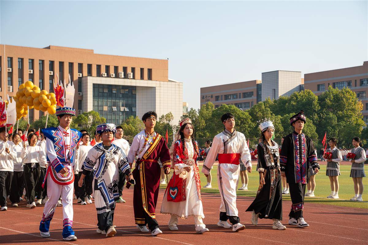 法经学院特色民族服饰 高文帅摄.jpg
