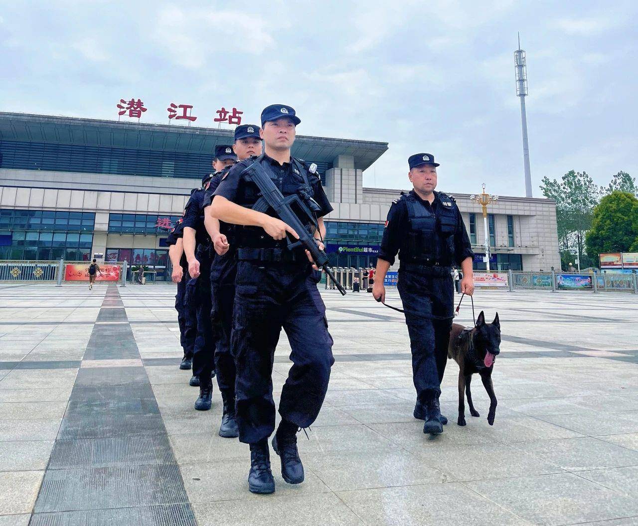 公安特警在潜江站开展武装巡逻.jpg