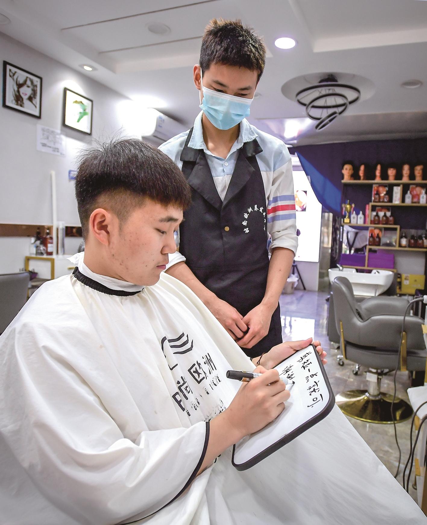 热点关注武汉首家无声理发店6位聋哑理发师巧手赢得回头客