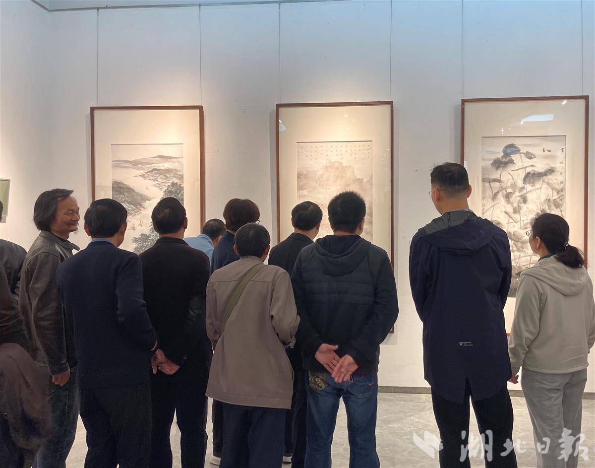 描绘长江之美的水墨画吸引多名观众驻足停留。陆梓萌 摄.jpg