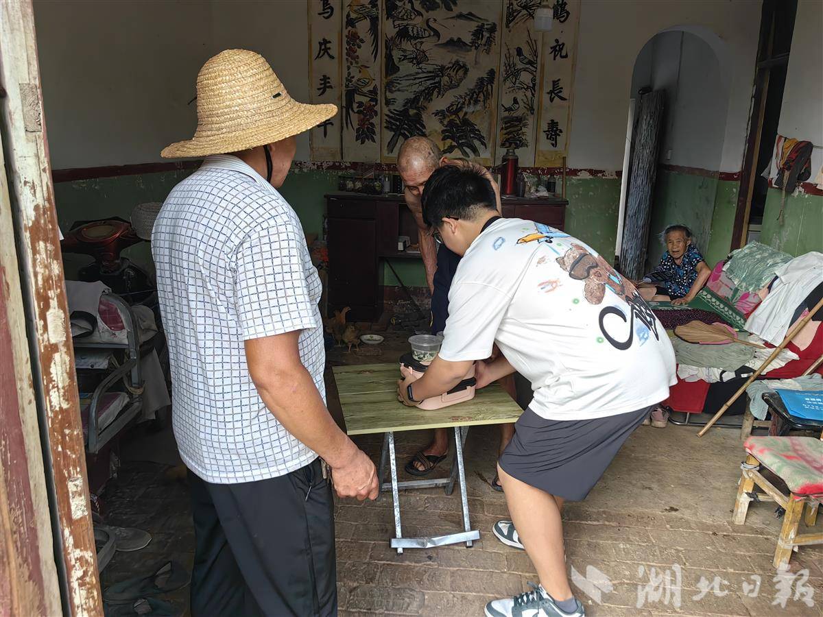 为空巢老人送饭 胡泰山摄.jpg