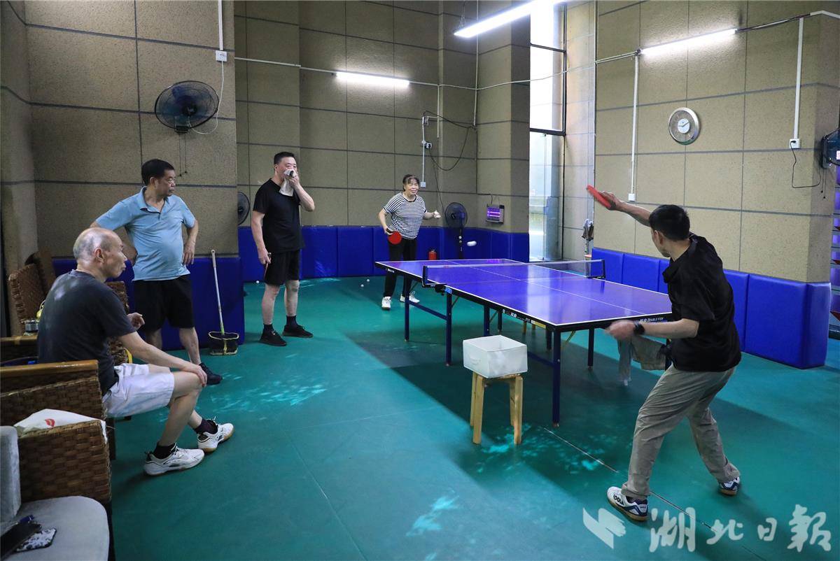 武昌绿地小区架空层——居民正在乒乓球对决——肖敏摄.JPG