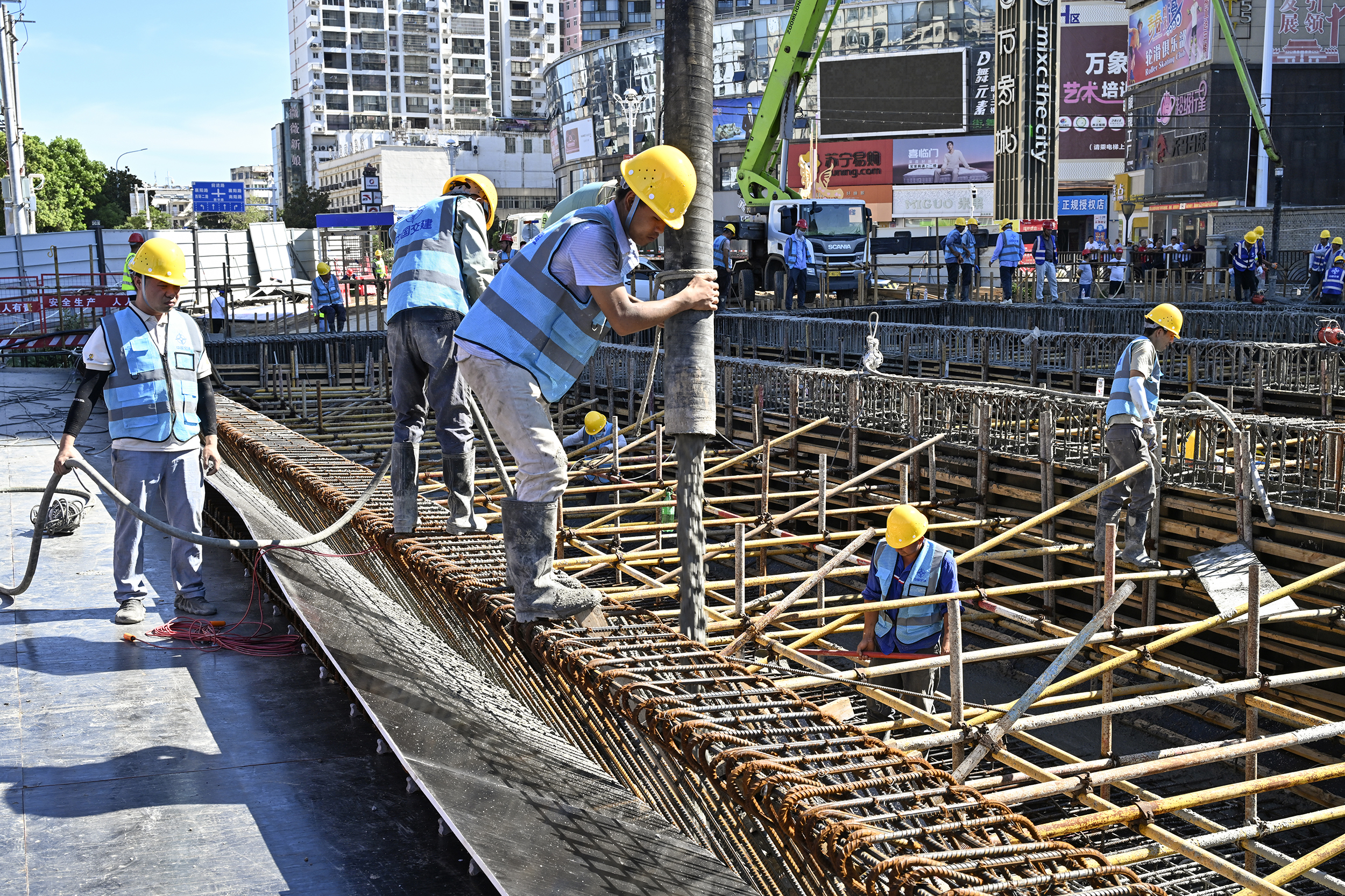 新华大桥现浇梁底腹板混凝土浇筑施工启动