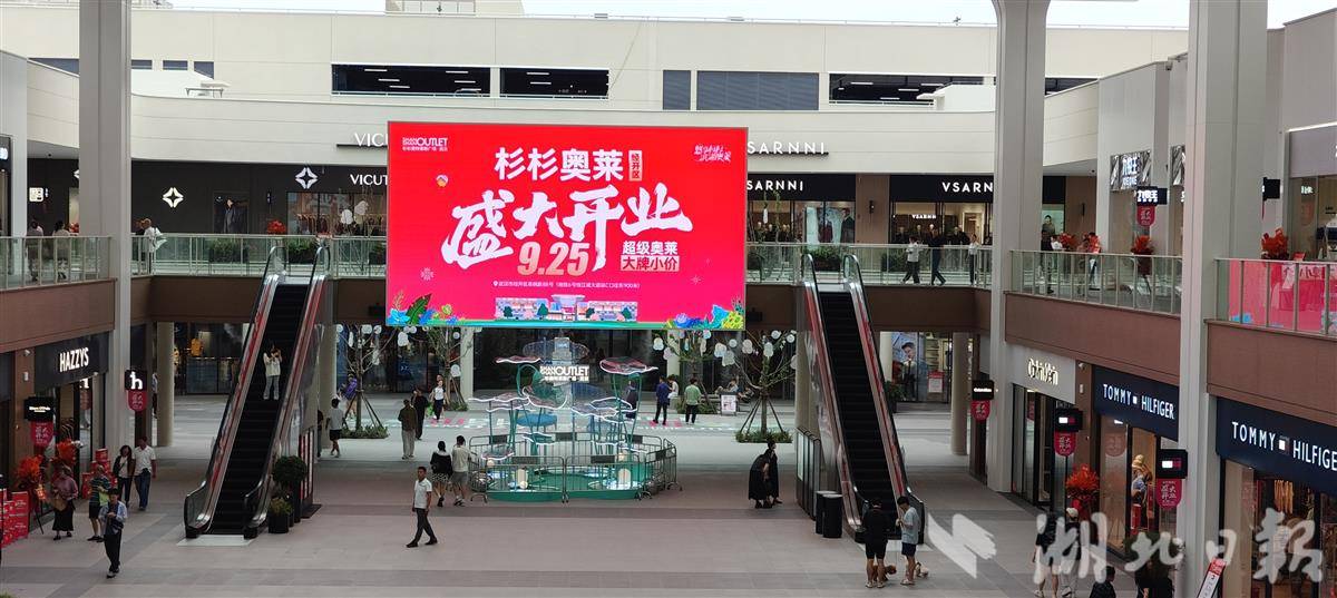 003 中庭广场上，可见“湖光杉色”荷叶装置。湖北日报全媒记者 汪洋 摄.jpg
