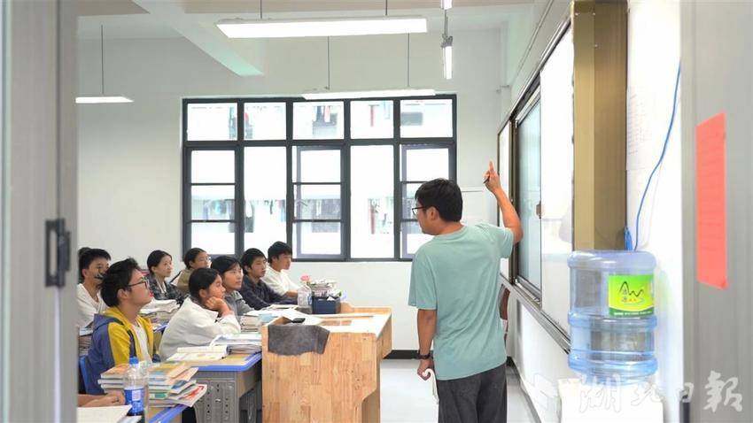 大悟县希望小学的学生们正在上课。（湖北日报全媒记者 王欣 通讯员 蔡青阳 摄）