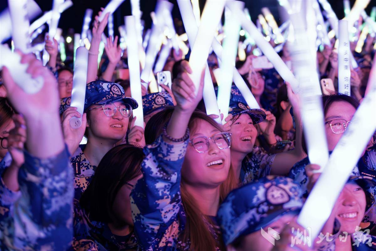 开心观看晚会的新同学们。伊木然 摄2.jpg