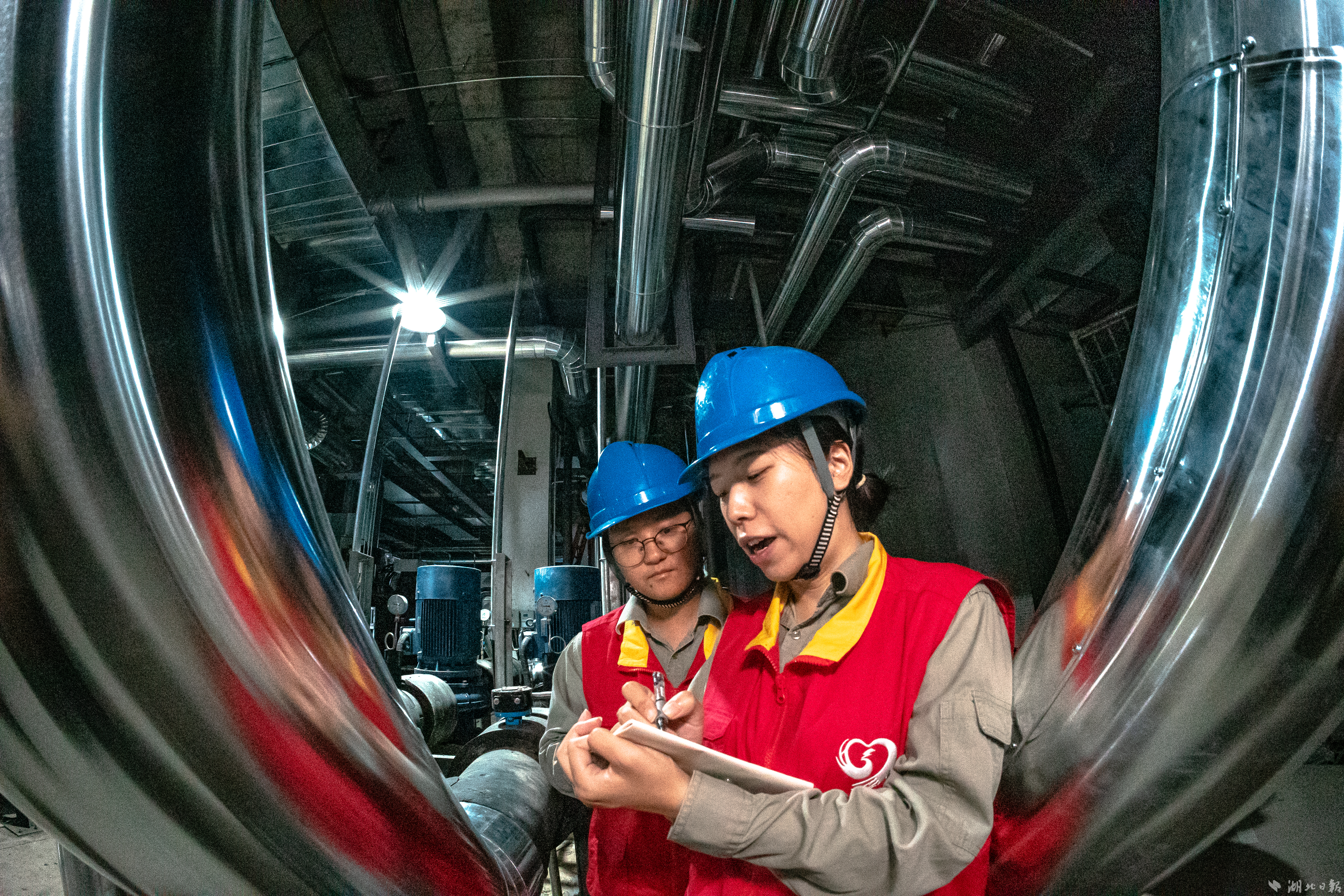 咸宁全民健身中心能源站机房位于地下一层，管线交错。湖北日报通讯员 刘宇 摄