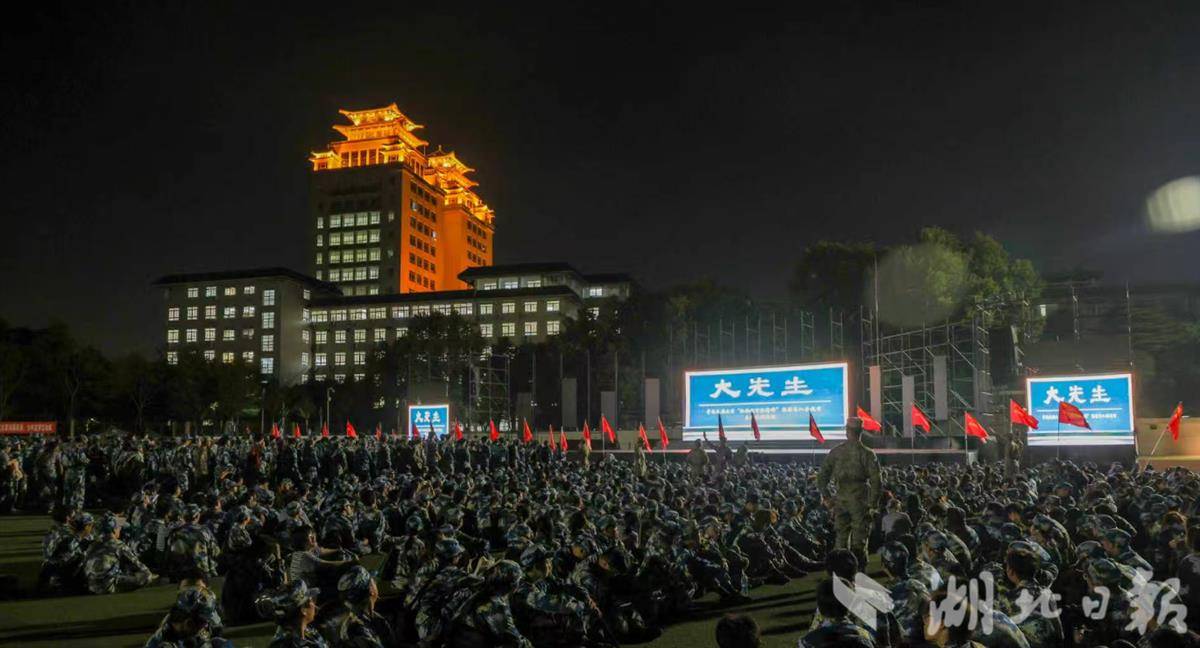 同学们在该校南湖中心运动场观看《大先生》。谭艳霞 摄.png