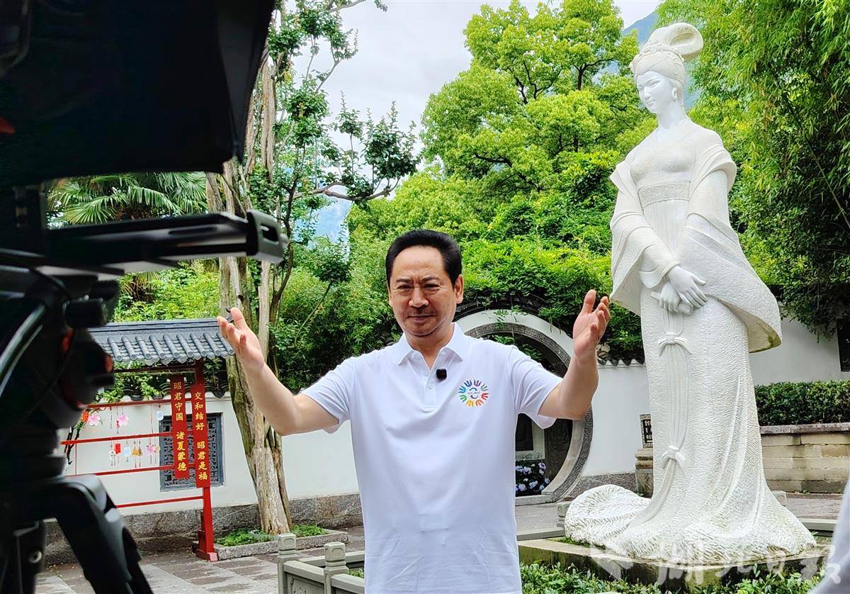 周恩来扮演者刘劲亮相兴山昭君村 为昭君故里点赞 | 极目新闻