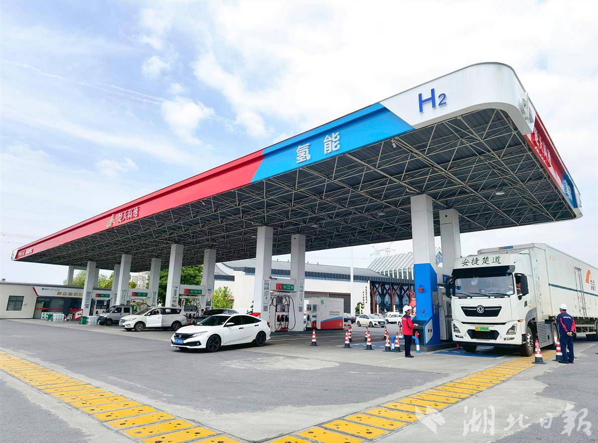 5.湖北交投集团建成全国首条常态化、规模化氢能示范线——汉宜高速氢能重卡运输示范线.jpg