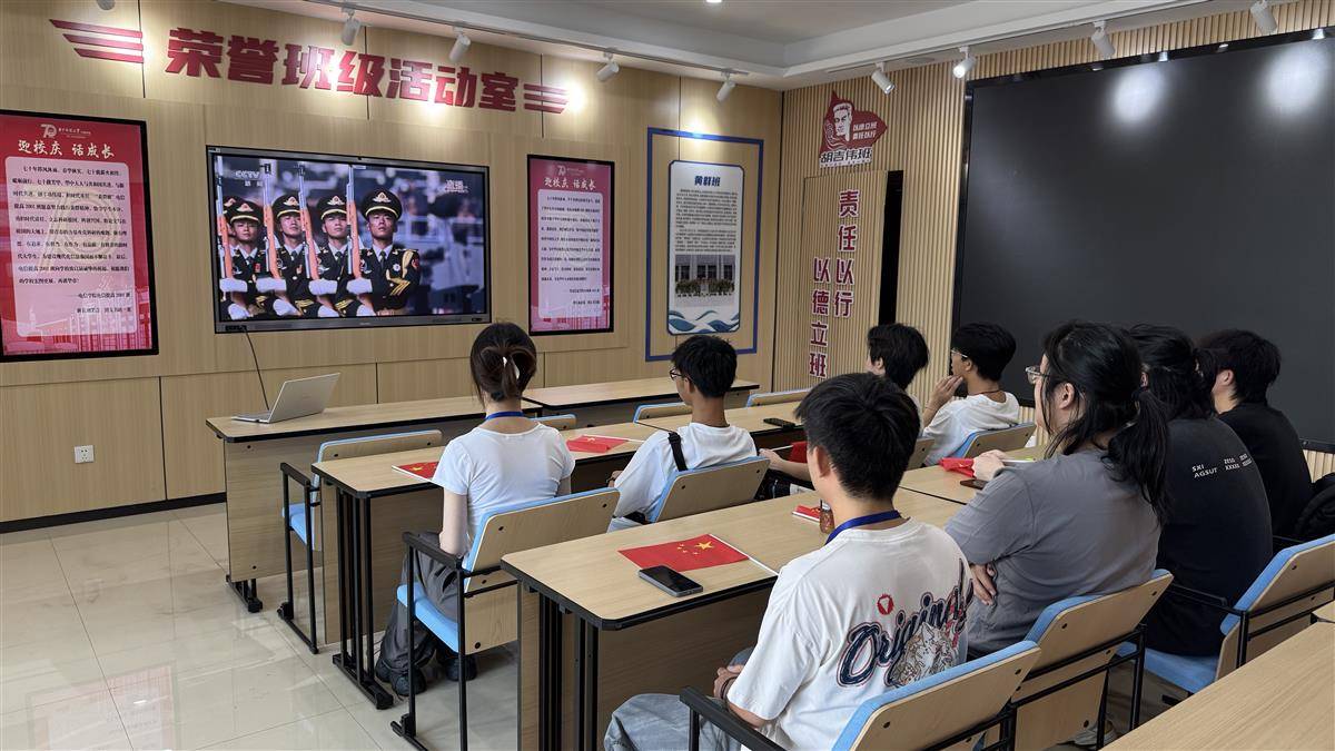 华科台生观看.jpg 华科台生观看.jpg