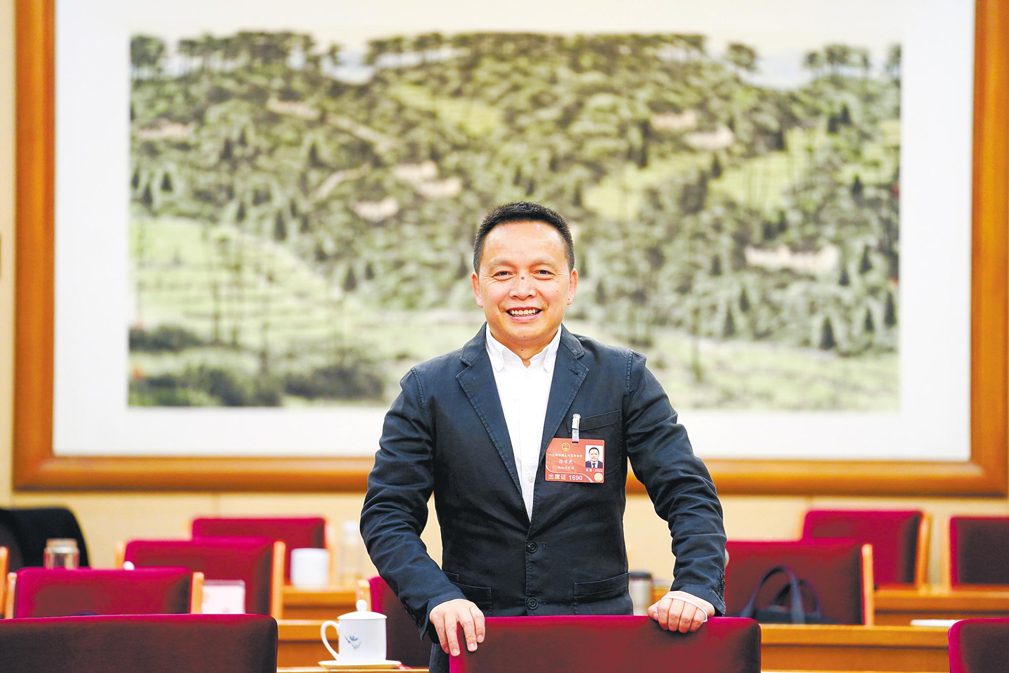 回报支持积极吸纳三县群众就业全国人大代表盐津铺子董事长张学武