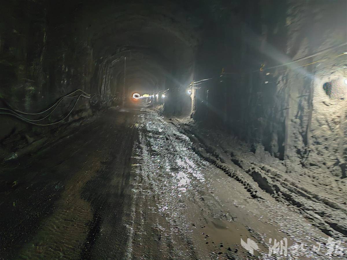 溶洞内泥泞崎岖的道路让车辆无法通行只能肩扛设备前往。（受访者供图）.jpg