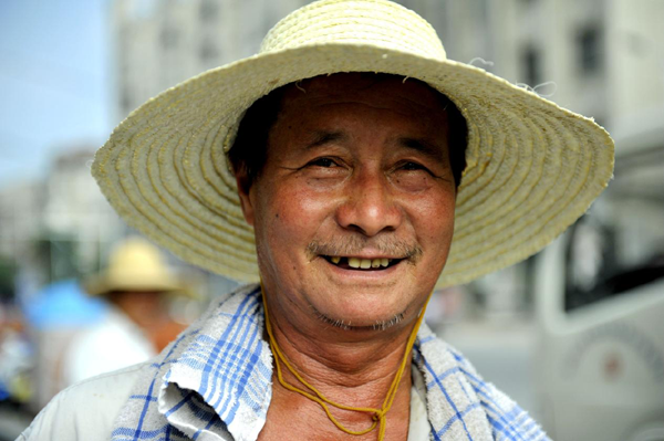 老河口:世界微笑日,定格劳动者最美笑脸 - 湖北日报新闻客户端