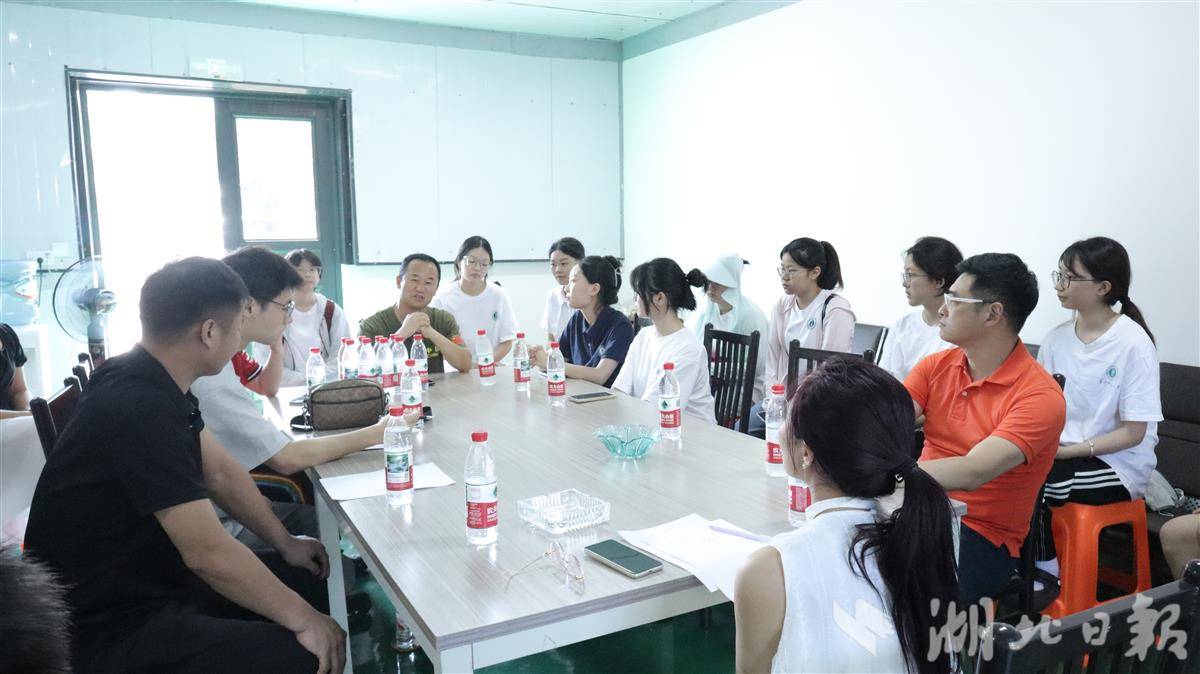 图2 实践队与当地对接方开展见面会.JPG