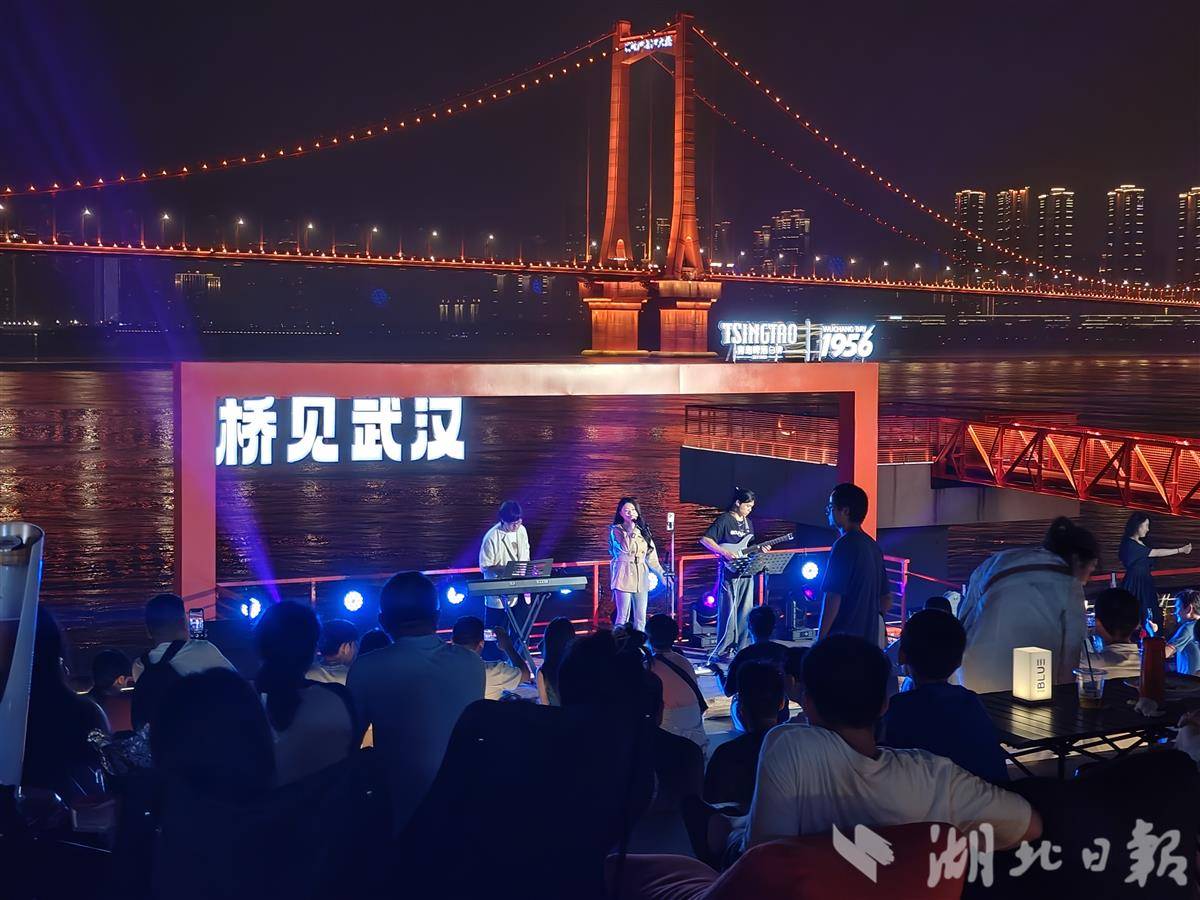 001 夜幕下的武昌湾，歌手登台演唱。.jpg