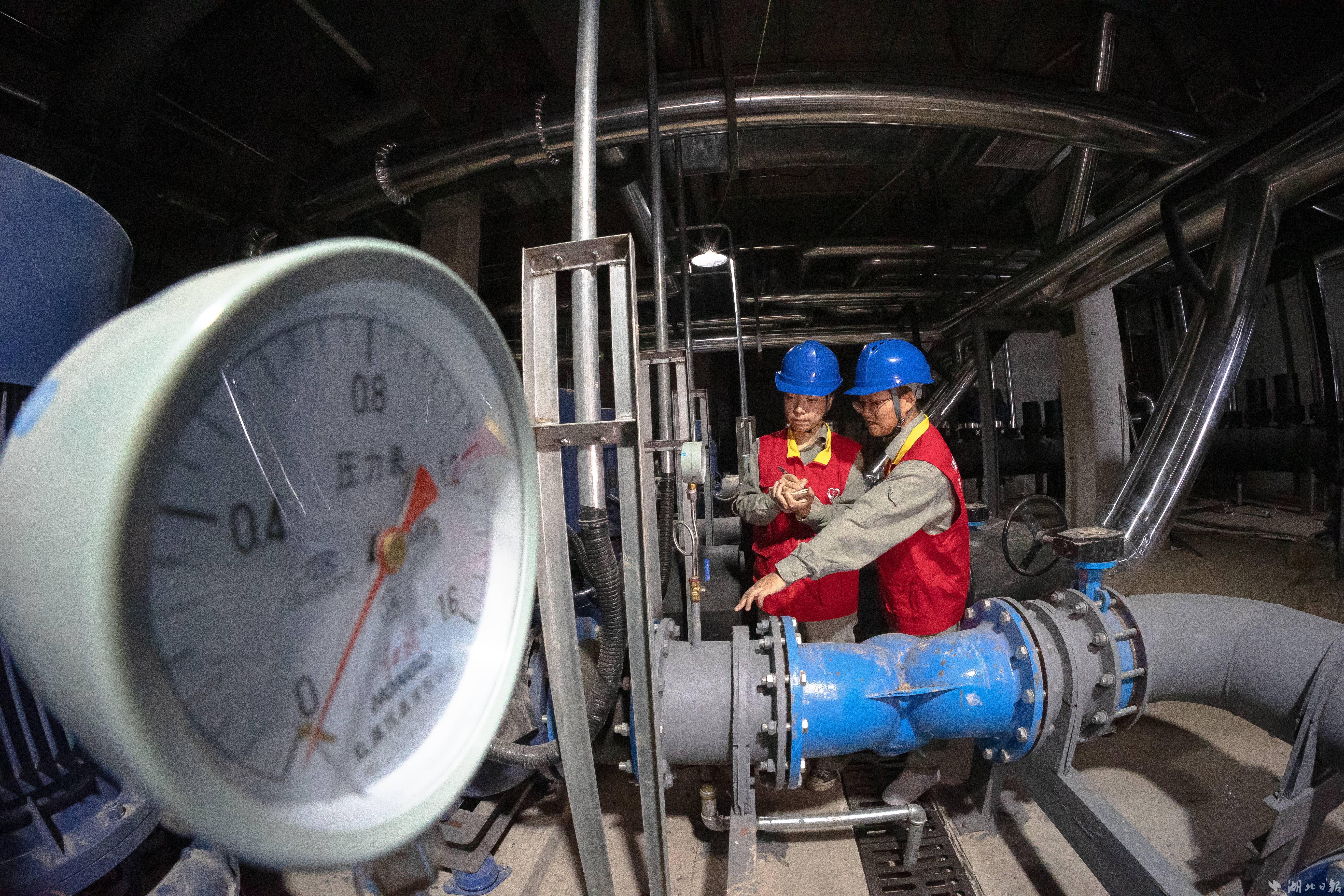 咸宁全民健身中心能源站机房位于地下一层，管线交错。湖北日报通讯员 刘宇 摄