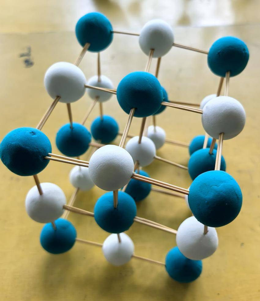 展模型之美悟化学之妙谷城三中举行化学手工模型制作大赛