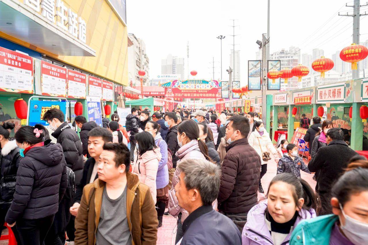 万达广场零工驿站招聘会现场.jpg