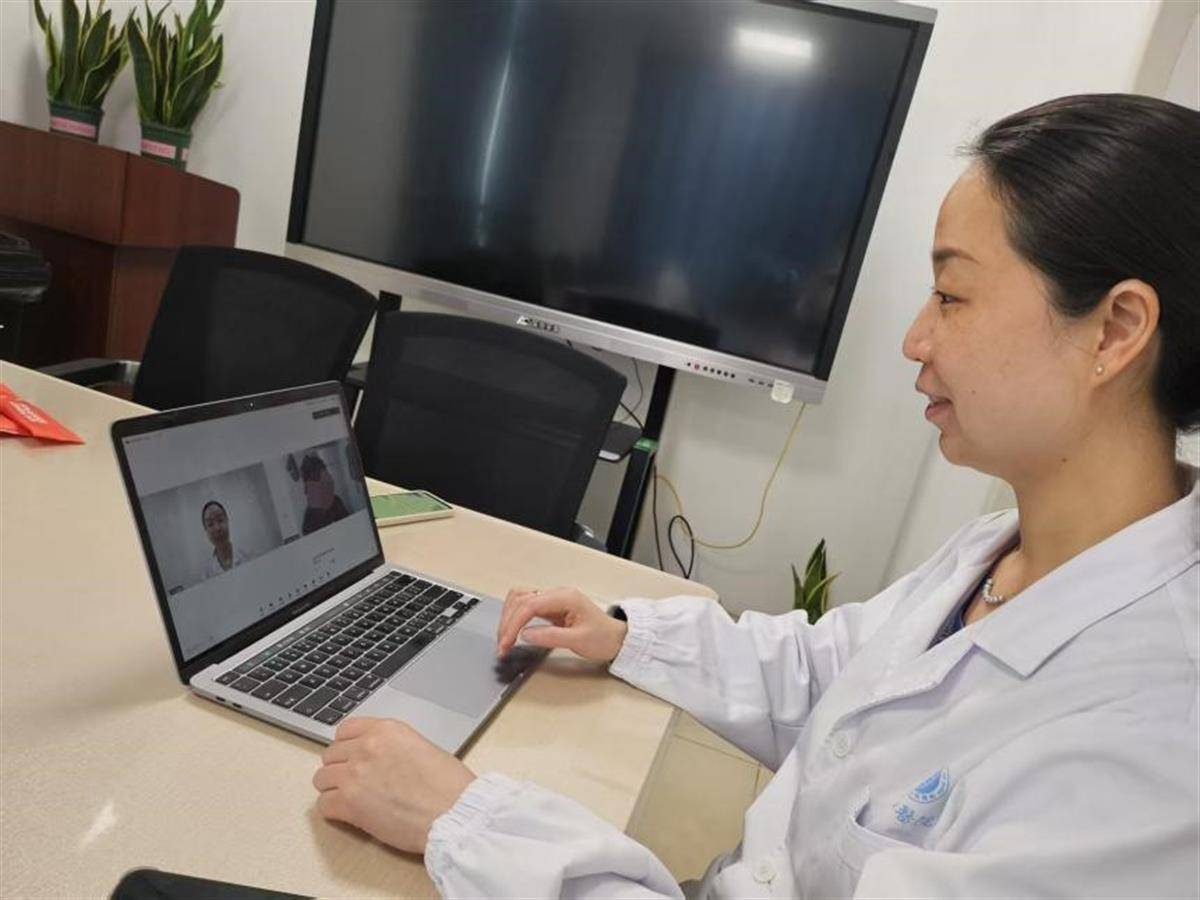 王雅丹线上与小杰交流病情。（通讯员 陈有为 摄）