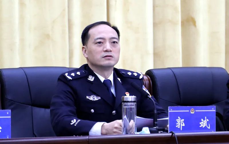 会议由市公安局二级警务专员徐诗杰主持.