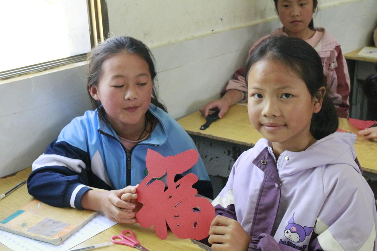 学生利用剪纸剪出福字1.png