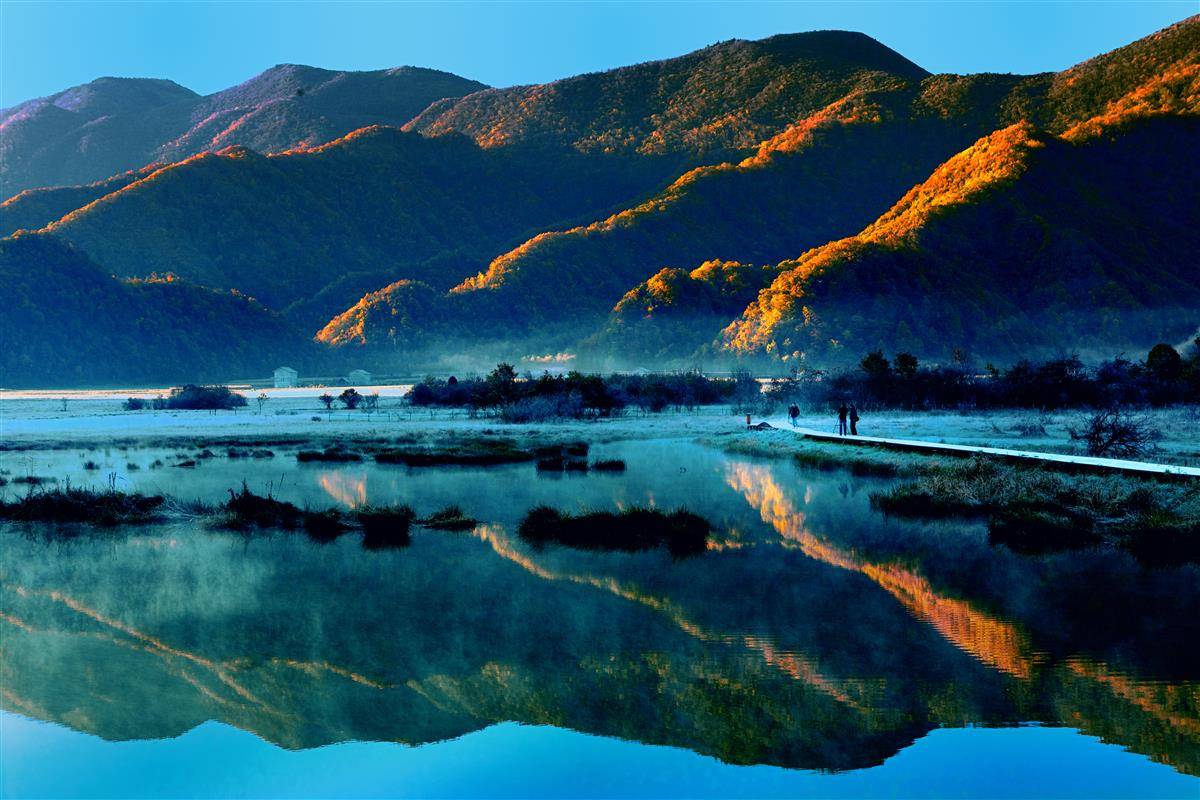 醉美九湖一鉴开  天光秋影共徘徊---神农架摄影协会 黄盛明.jpg