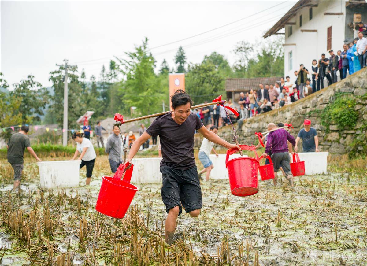9月19日,秭归县两河口镇二甲村,村民参加稻田挑水比赛.JPG 9月19日,秭归县两河口镇二甲村,村民参加稻田挑水比赛.JPG
