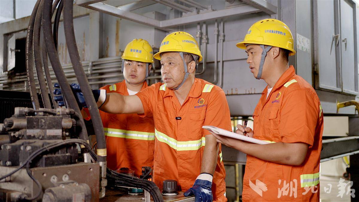 7带领学员熟悉压缩机运行状况.jpg 7带领学员熟悉压缩机运行状况.jpg