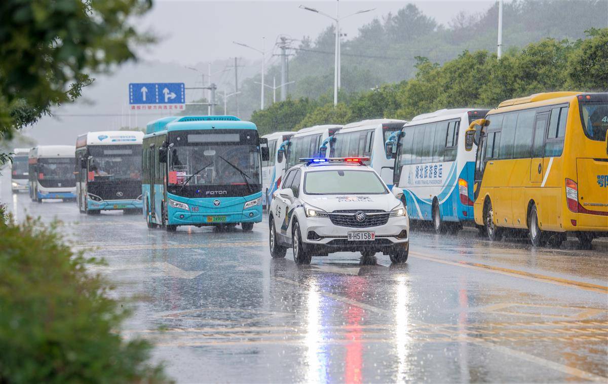 京山警方一路护送送考车辆抵达考场。.jpg