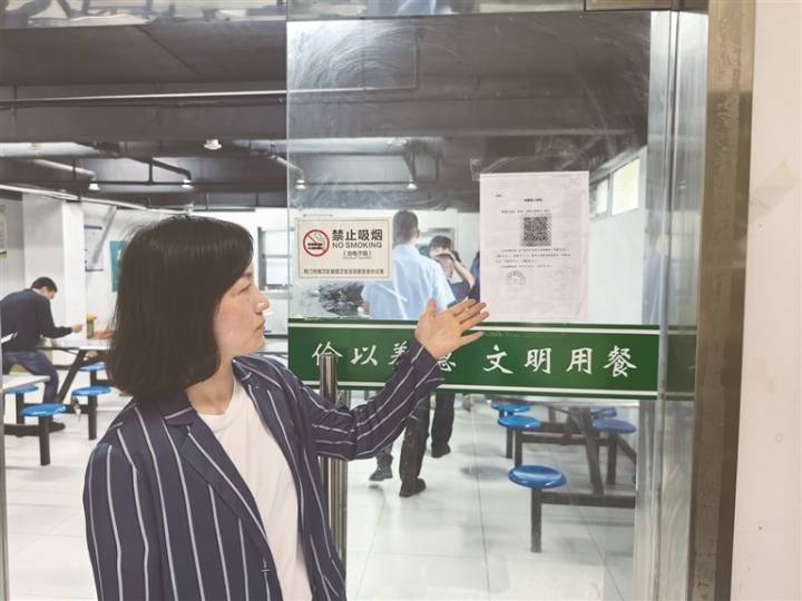     掇刀区团林铺镇政府食堂张贴了就餐二维码。 杨国良 摄        