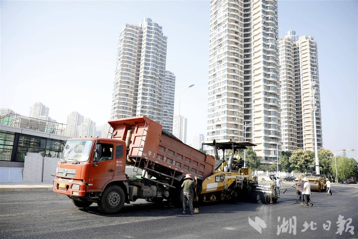 003 兰蕙路与四新南路交叉口还路施工现场，工人们各司其职，有序推进。湖北日报通讯员 张岩 摄.jpg