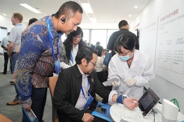 图：外交官体验AI中医四诊仪
