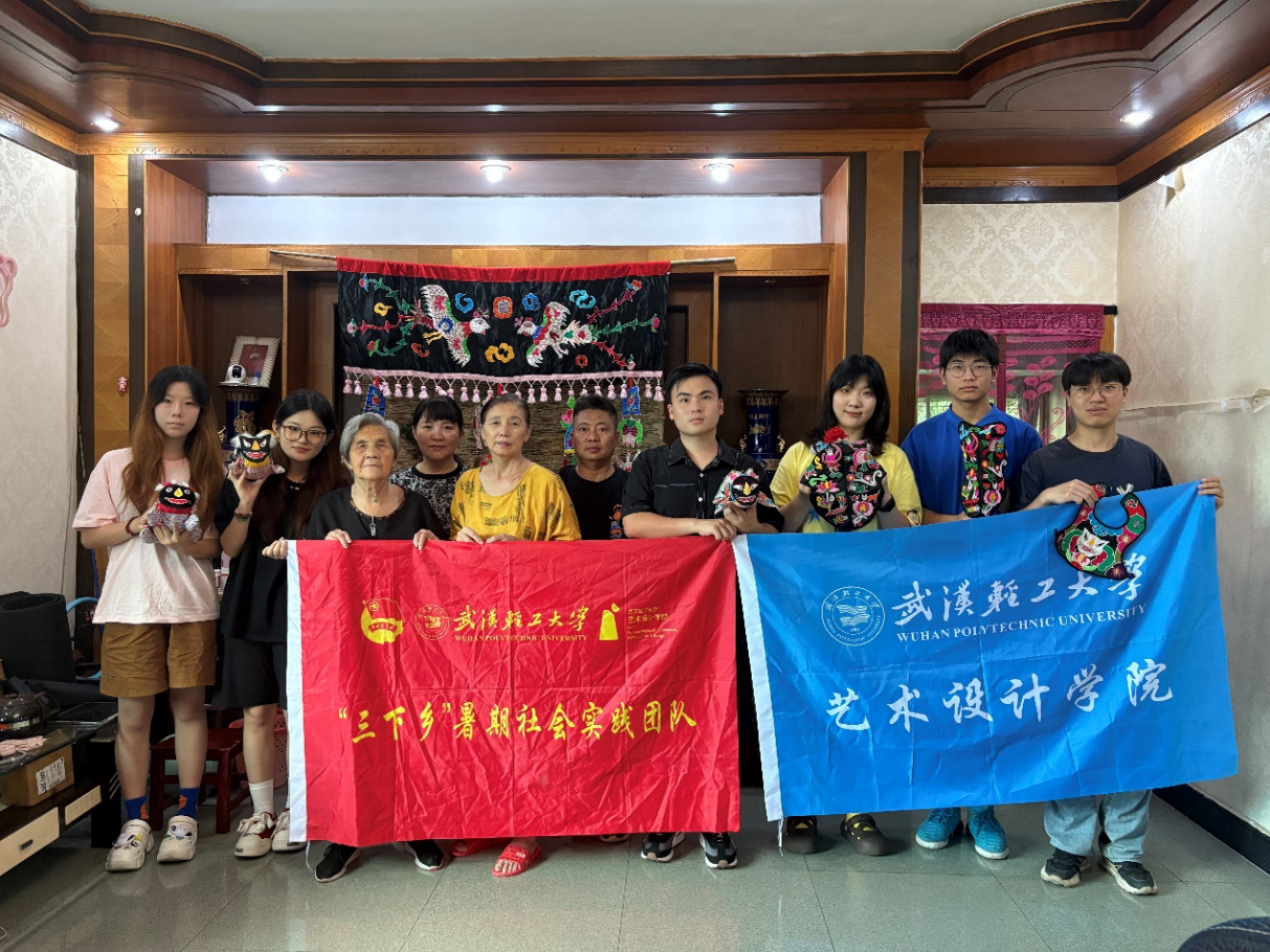 实践团队与阳新布贴“非遗”传承人合影 许思敏 摄.png