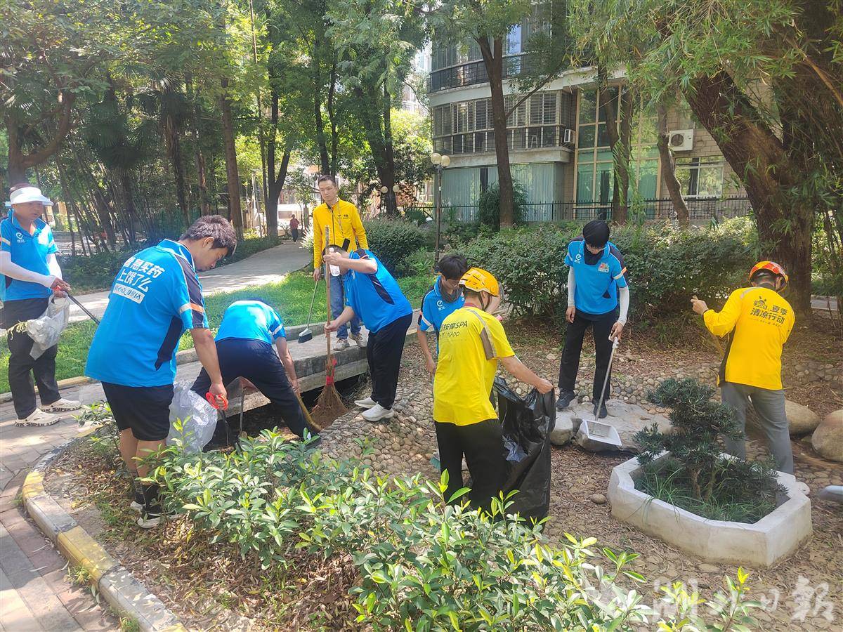 小哥们积极参与周末爱国卫生运动.jpg