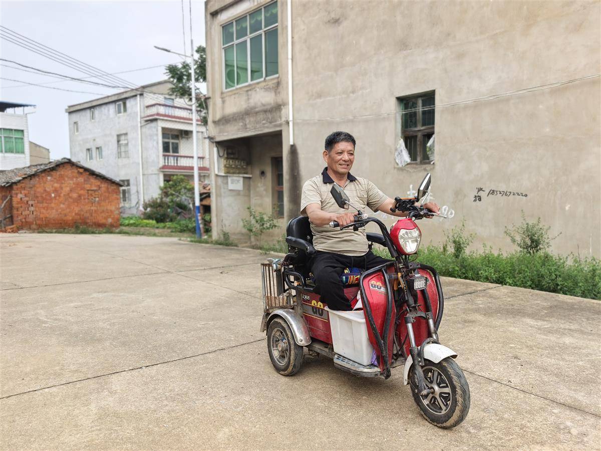 高位截瘫的张二桥走村串户开展志愿服务。（湖北日报全媒记者方桐 摄） (3).jpg