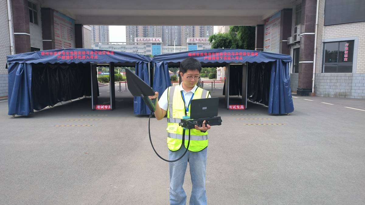 在高考考点现场，湖北移动重点测试了基站管控和屏蔽器覆盖的协同屏蔽机制.jpg