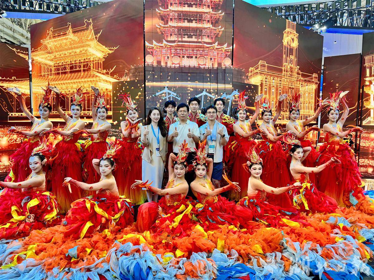 武汉工商学院参演学生与节目总负责人、艺术总监、指导老师合影  图片由武汉工商学院提供.jpg