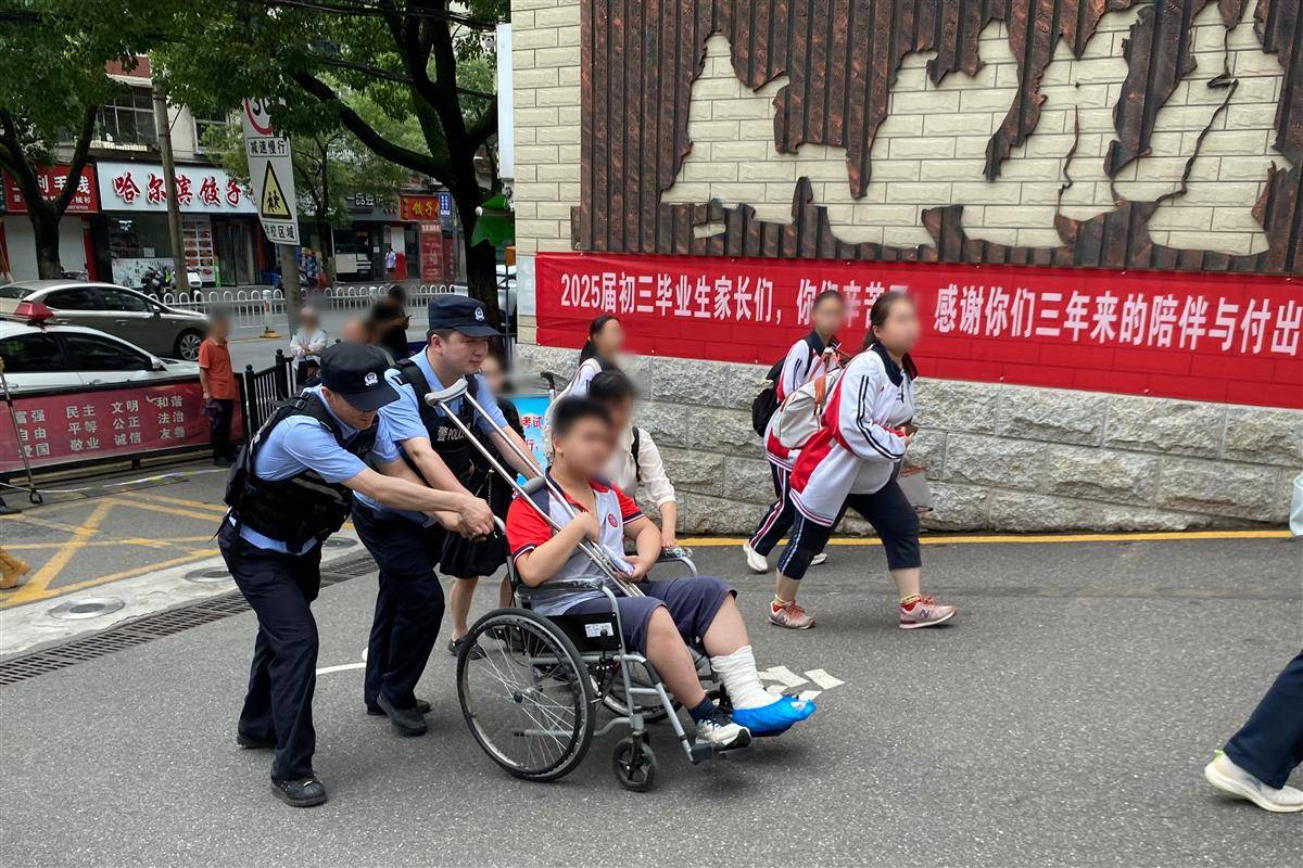 十堰警方护送行动不便的考生前往考场。.jpg
